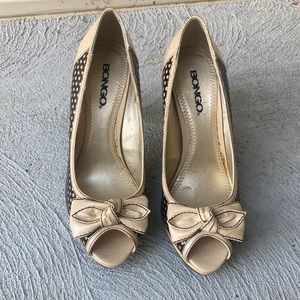 Sz 7.5 Tan & Black Bongo heels with front bow tie